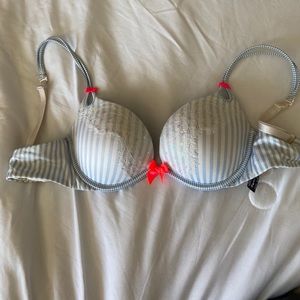 Victoria’s Secret Light Push Up Bra